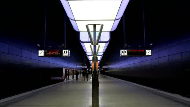 Menschen-zu-Fuß-und-wartet-auf-die-u-Bahnstation-an-der-Hafencity-Universität-im-Bereich-der-Speicherstadt-in-Hamburg