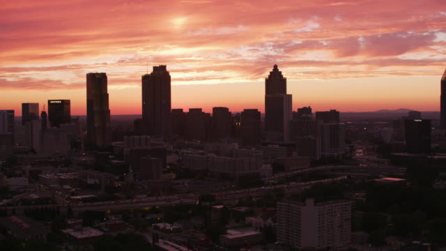 Herrlichen-Sonnenuntergang-über-der-Stadt-von-Atlanta.