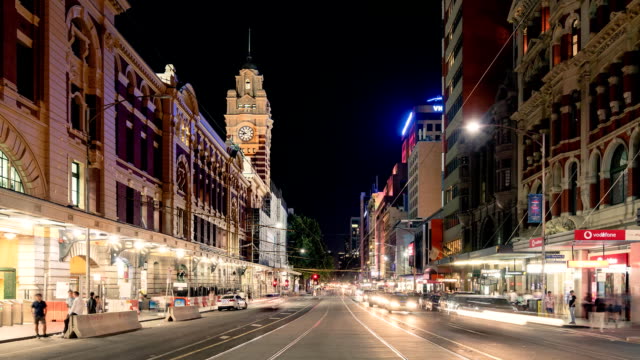 Lapso-de-tiempo-de-noche-Melbourne-la-ciudad-en-la-calle-de-Flinders