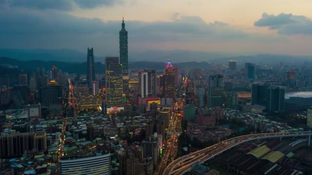 Sonnenuntergang-Beleuchtung-Taipei-Stadtbild-Stadtverkehrs-aerial-Panorama-4k-Zeitraffer-Taiwan