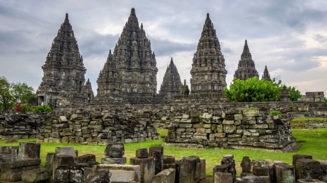 Templo-hindú-de-Prambanan-(Rara-Jonggrang).-Java-central,-Indonesia.-Tiro-de-Steadicam.-4K,-UHD