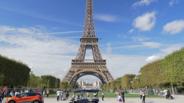 Visitantes-de-París-en-la-Torre-Eiffel,-Francia