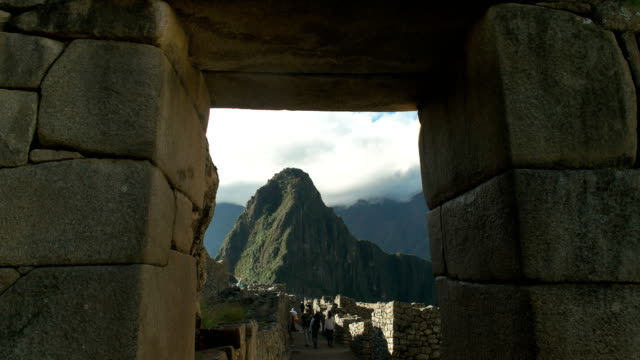 Huayna-Picchu,-umrahmt-von-einem-steinernen-Hauseingang-in-Machu-picchu