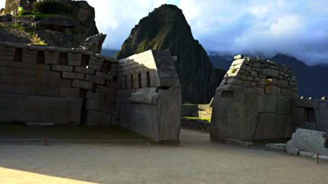 Gimbal-erschossen-hinter-Machu-Picchu-Haupttempel-in-Richtung-Huayna-Picchu-gehen