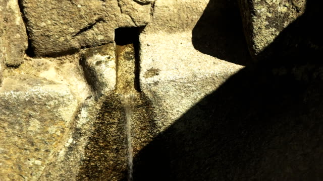 Nahaufnahme-von-einem-steinernen-Brunnen-in-Machu-picchu