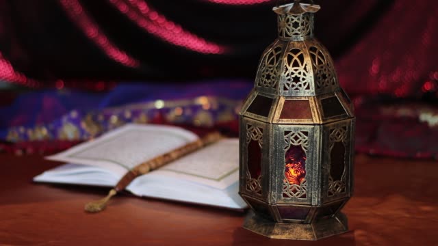 Eid-Mubarak.-Kerzen-flackern-in-der-Lampe