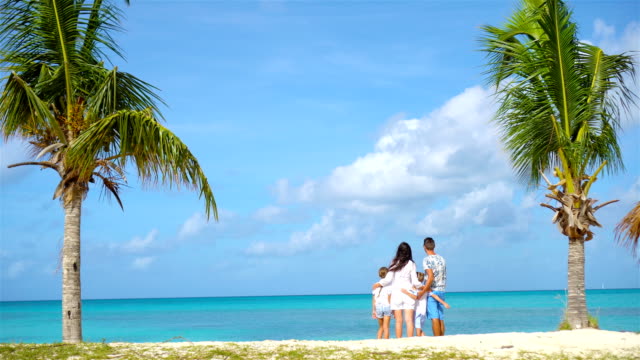 Eltern-mit-zwei-Kindern-genießen-Sie-ihren-Urlaub-in-der-Karibik-auf-Antigua-Insel
