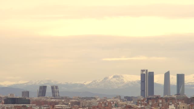 Die-Wolkenkratzer-/four-Türme-/-in-Madrid,-Timelapse
