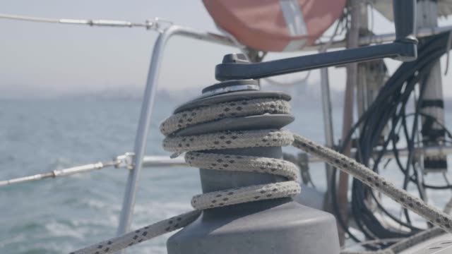 Seemann-Mann-mit-Segel-Winde-und-Seil-während-des-Segelns-auf-Yacht-im-Meer-Nahaufnahme
