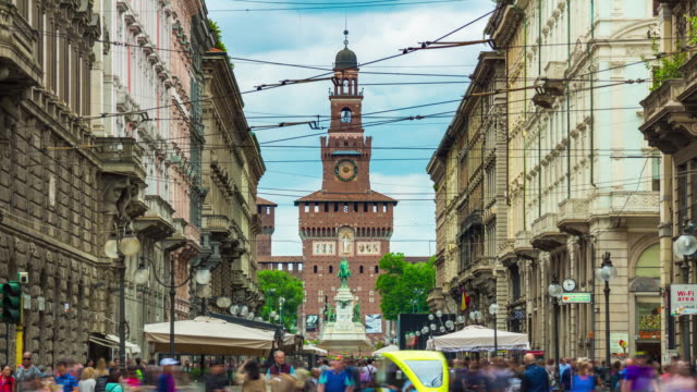 Italien-Mailand-Stadt-Tag-leichte-berühmten-Fußgängerzone-Straße-Panorama-4k-Zeitraffer