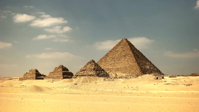 Pirámide-de-Menkaura-y-reinas-de-las-pirámides-de-giza-cerca-del-cairo,-Egipto