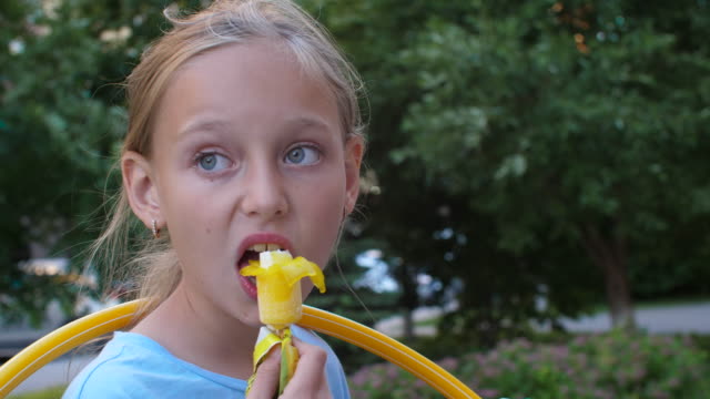 Retrato-chica-adolescente-comiendo-helado-en-el-parque-de-verano-de-cerca