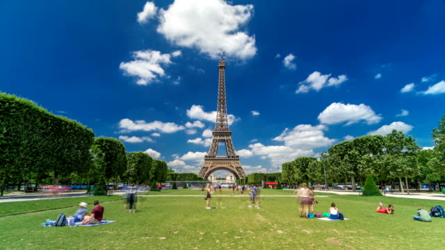 Eiffelturm-auf-Champs-de-Mars-in-Paris-Timelapse-Hyperlapse,-Frankreich