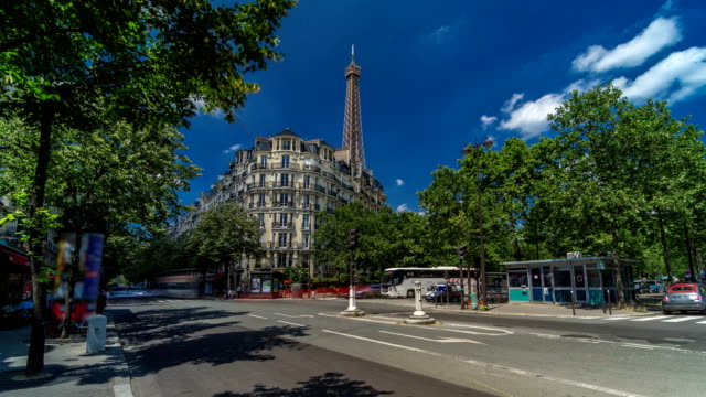 Eiffel-Tower-behind-historic-buildings-in-Paris-timelapse-hyperlapse,-France