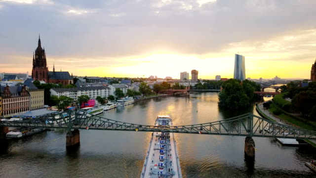 Luftaufnahme-des-Schiffes-auf-den-Fluss-in-Frankfurt-am-Main-im-schönen-Sonnenaufgang