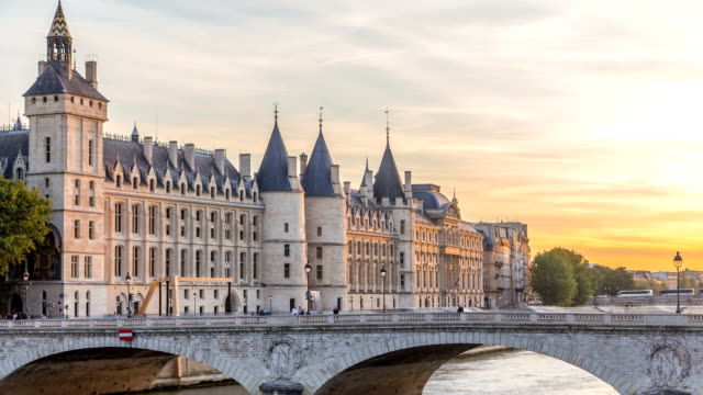 Dramatic-sunset-over-river-Seine-and-Conciergerie-timelapse-in-Paris,-France
