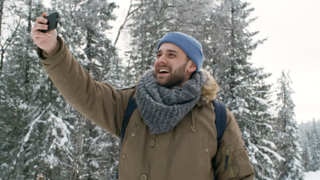 Happy-Tourist-Videoanrufe-vom-Park-am-Wintertag