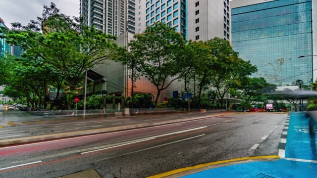 Zeitraffer-der-typischen-Straßenverkehr-Kreuzung-in-regnerischen-Tag-4K,-Malaysia