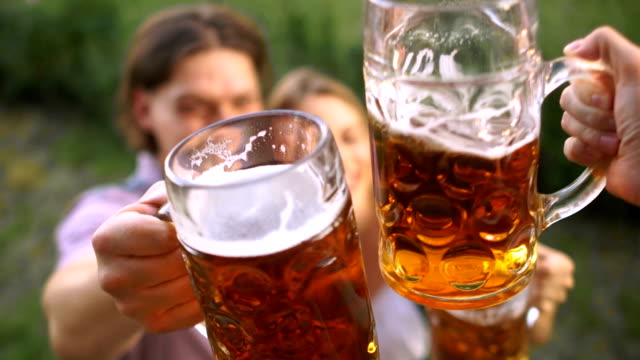 Nahaufnahme-der-Gläser-mit-Bier.-Feier-auf-dem-Oktoberfest-Festival.-Zum-anstoßen-zweimal