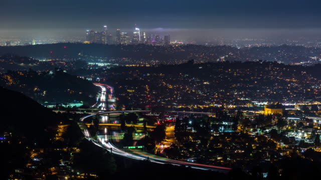 Die-Innenstadt-von-Los-Angeles-und-2-Autobahn-bei-Nacht-Zeitraffer