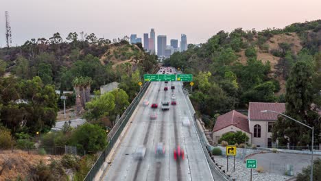 Die-Innenstadt-von-Los-Angeles-und-Freeway-Tag-zu-Nacht-Sonnenuntergang-Timelapse