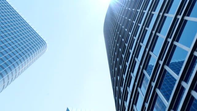 Wolkenkratzer-mit-blauem-Glas,-hohe-Aufstieg-Gebäude,-Wolkenkratzer,-Business-Konzept-der-erfolgreichen-industriellen-Architektur.-Aufwärtsbewegung.-3D-animation