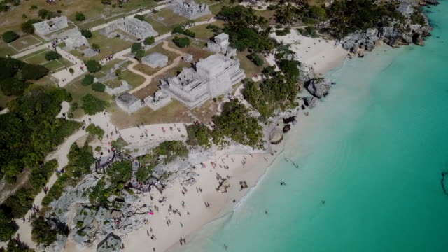 Ruinen-der-antiken-Maya-Stadt---Tulum-und-ein-schöner-Strand.--Luftaufnahme.