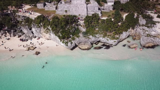 Ruinen-der-antiken-Maya-Stadt---Tulum-und-ein-schöner-Strand.--Luftaufnahme.
