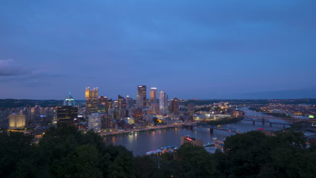 Timelapse-del-horizonte-de-Pittsburgh-en-el-crepúsculo