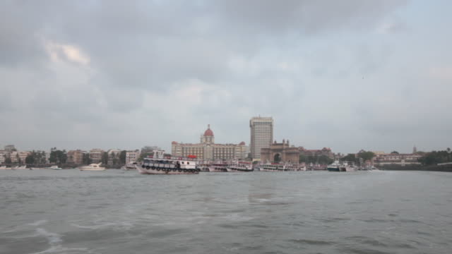 Schuss-von-Mumbai-Sehenswürdigkeiten-aus-einem-Schnellboot
