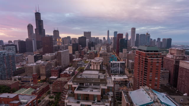 Willis-Tower-und-der-Innenstadt-von-Chicago-Skyline-von-Tag-zu-Nacht-Sonnenuntergang-Timelapse