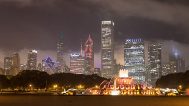 Buckingham-Fountain-and-Chicago-Skyline-at-Night-Timelapse