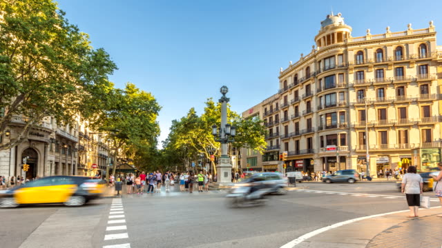 BARCELONA,SPAIN-Pedestrians-walking-and-shopping-at-La-rambla-street.