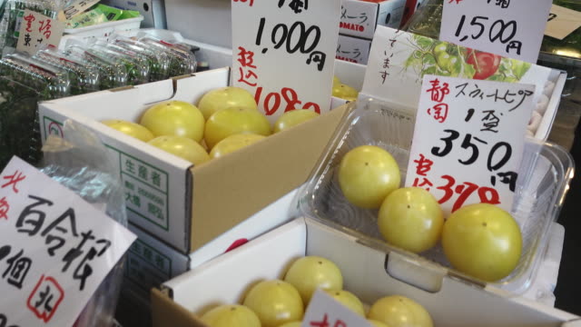 Close-up-Pfanne-von-Rohkost-und-Preisen-in-einem-japanischen-Fischmarkt
