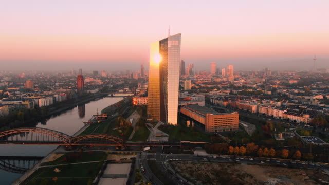 Frankfurt-EZB-Skyline-Luftaufnahme-in-frühen-Sonnenaufgang-spiegelnden-Sonne