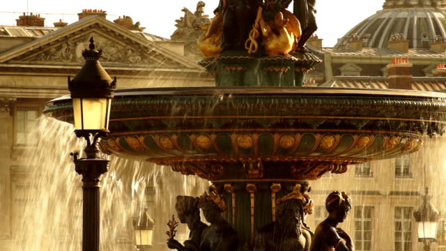 Goldener-Brunnen-auf-der-Place-du-Concorde,-Paris,-Frankreich