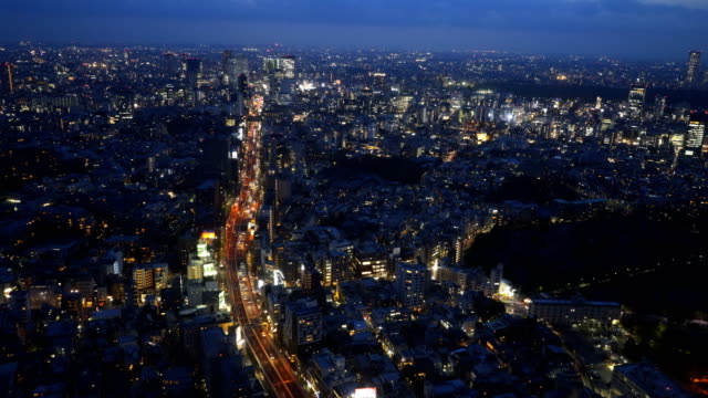 Ruta-3-(autopista-de-shuto)-de-la-torre-mori-en-el-crepúsculo-en-Tokio
