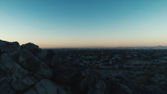 Natur-Dolly-enthüllt-Phoenix-Vororten-Skyline-bei-Sonnenuntergang