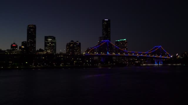 Silhouette-von-Brisbane-Skyline-in-der-Abenddämmerung