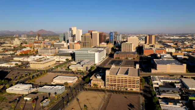 Vista-aérea-sobre-el-horizonte-del-centro-urbano-de-la-ciudad-de-Phoenix-Arizona