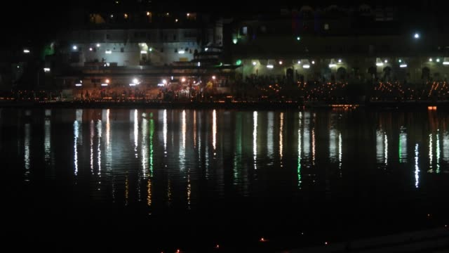 Night-view-of-prayers-across-the-Hindu-temples-in-Pushkar-Lake