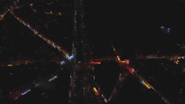 Vogelperspektive-des-wunderschön-beleuchteten-Straßen-von-Paris-bei-Nacht