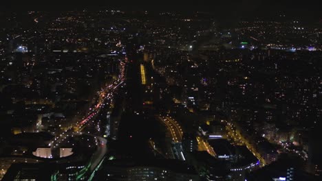 Vista-panorámica-de-las-calles-de-París-bellamente-iluminadas-por-la-noche