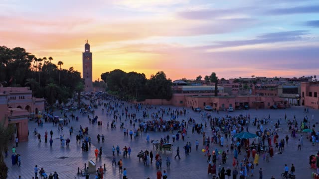 Blick-auf-die-Stadt-auf-Marrakesch-in-Marokko-bei-Sonnenuntergang