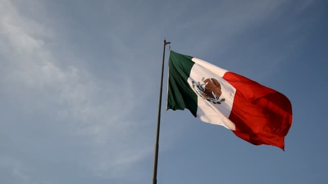 Mexikanische-Fahne-im-Wind