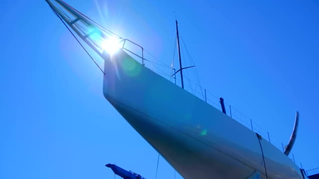 Reparatur-einer-großen-weißen-Yacht-auf-dem-Schiffsweg-im-Seehafen-installiert