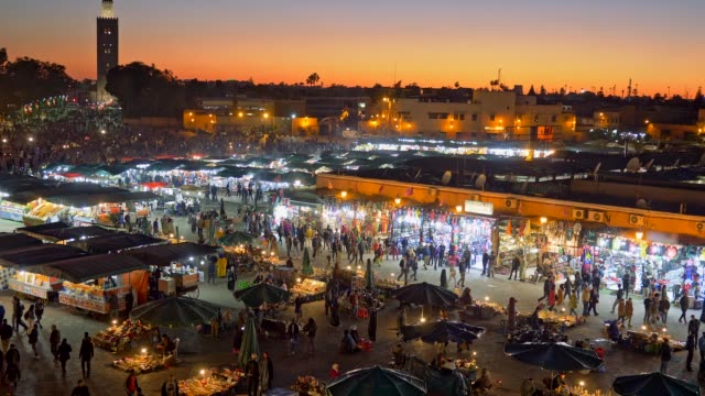 Jamaa-el-Fna-(Jemaa-el-Fnaa)-por-la-noche.-Marrakech,-Marruecos.-Alejar-disparo