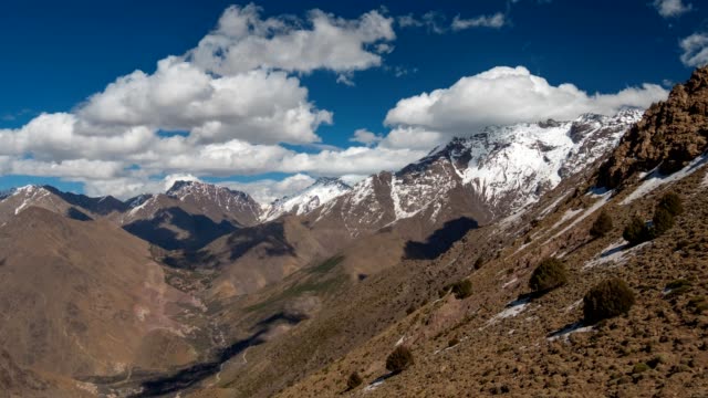 Montañas-del-Alto-Atlas-en-el-centro-de-Marruecos.-Las-vueltas-de-tiempo