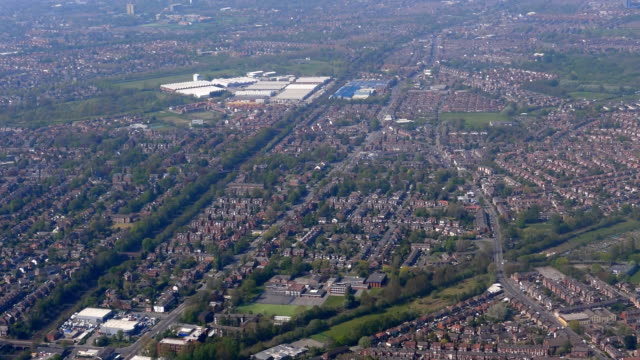 Vista-aérea-de-Manchester-entre-el-sitio-industrial-en-rojizo-y-la-carretera-A5145