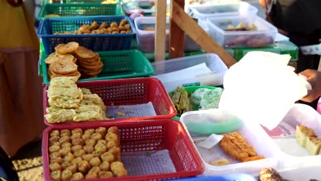 venta-de-vendedores-pasteles-locales-tradicionales-en-Ramadan-Bazaar